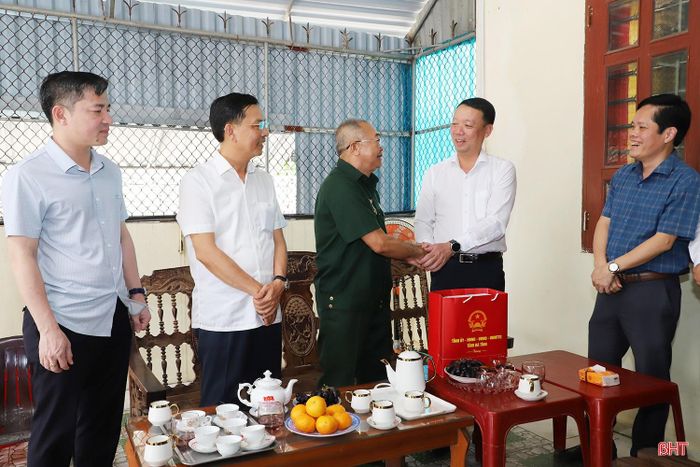 Chủ tịch UBND tỉnh Phan Thiên Định và đoàn đến thăm, tặng quà ông Trần Đình Toán (SN 1951, TDP Kỳ Liên, phường Hoành Sơn).