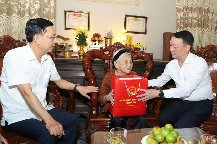 Mẹ Hoàng Thị Kế có chồng là liệt sĩ Trần Ngọc Thuấn, hy sinh năm 1965 và con trai là liệt sĩ Trần Ngọc Thạch, hy sinh năm 1978.