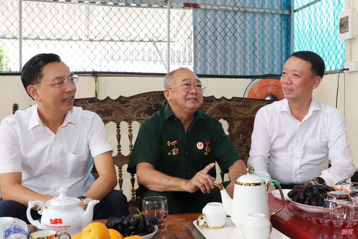 Ông Trần Đình Toán nhập ngũ tháng 12/1969, bị thương tháng 8/1972 tại chiến trường Savannakhet (Lào), với tỉ lệ thương tật 61%.
