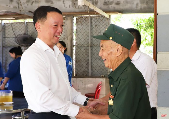 Chủ tịch UBND tỉnh Phan Thiên Định thăm hỏi, tặng quà ông Trần Trọng Minh (SN 1942, TDP Kỳ Long, phường Vũng Áng).