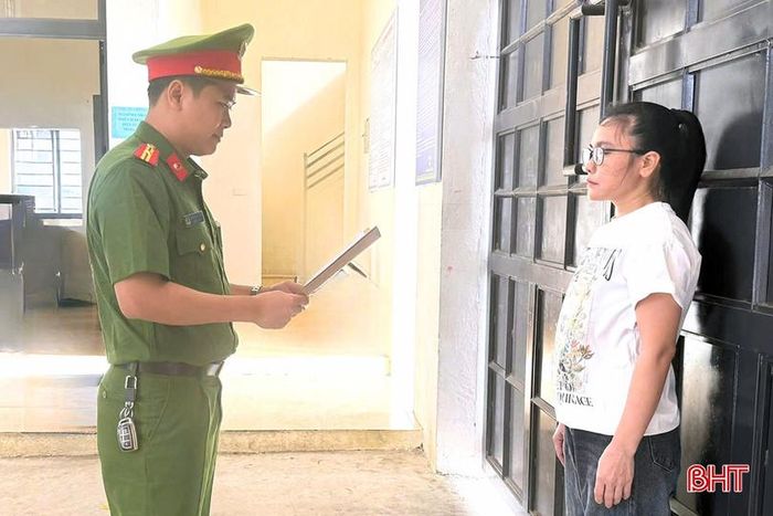 Cơ quan CSĐT tống đạt quyết định khởi tố Võ Thị Phương Anh