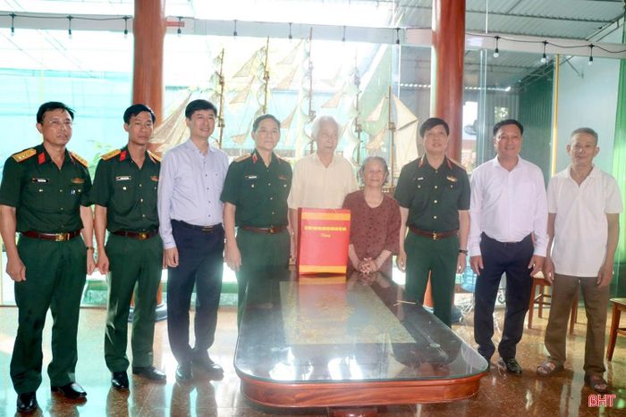 ... và ông Đặng Phi Song, thương binh hạng 2/4, ở thôn Yên Liên. Tại các điểm đến, Thượng tướng Phạm Trường Sơn ân cần thăm hỏi sức khỏe, đời sống gia đình; đồng thời bày tỏ sự tri ân sâu sắc trước những cống hiến, hy sinh của các thế hệ đi trước và động viên gia đình tiếp tục đóng góp xây dựng quê hương ngày càng phát triển, giàu đẹp.
