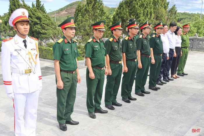 Trước anh linh các anh hùng liệt sĩ, Thượng tướng Phạm Trường Sơn cùng đoàn công tác nguyện tiếp nối truyền thống cách mạng, ra sức học tập, rèn luyện, hoàn thành xuất sắc mọi nhiệm vụ được giao, xứng đáng với sự hy sinh cao cả của các thế hệ cha anh.