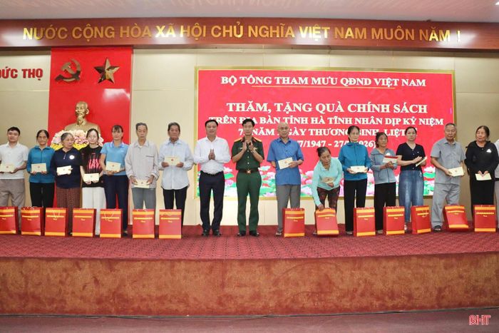 Tại hội trường UBND xã Đức Thọ, Thượng tướng Phạm Trường Sơn cùng đoàn công tác đã trao 50 suất quà (mỗi suất gồm 1 triệu đồng tiền mặt và quà tặng) tới các gia đình chính sách, người có công trên địa bàn xã.