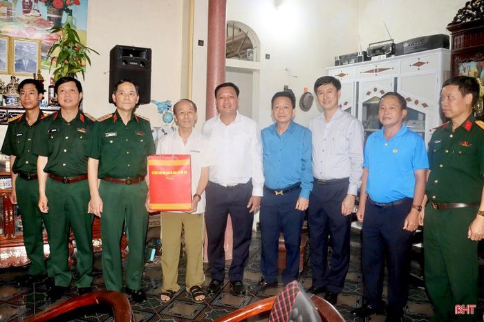 Đoàn đến thăm gia đình ông Phạm Văn Lộc (thôn Yên Trấn), nạn nhân chất độc da cam/dioxin...