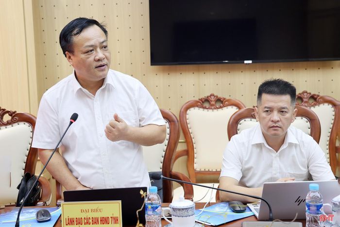 Ông Nguyễn Văn Tuấn - Phó Trưởng ban Kinh tế - Ngân sách HĐND tỉnh tham gia góp ý tại hội nghị.