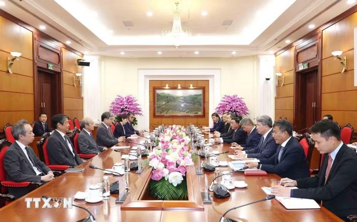 Thường trực Ban Bí thư Trần Cẩm Tú hội đàm với Quyền Tổng Thư ký Đảng Dân chủ Tự do Nhật Bản Hagiuda Koichi. (Ảnh: Phương Hoa/TTXVN)