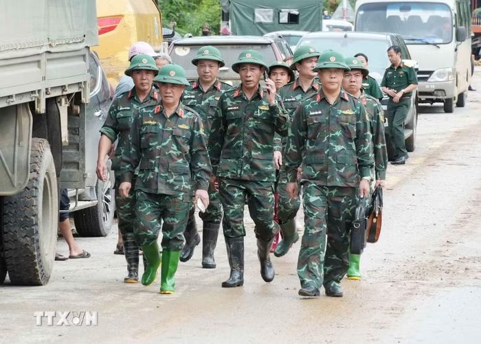 Thiếu tướng Nguyễn Đăng Khải (đi đầu bên trái), Phó Tư lệnh tham mưu trưởng Quân khu 2, kiểm tra công tác khắc phục thiên tai tại Mường Than. (Ảnh: Nguyễn Oanh/TTXVN)