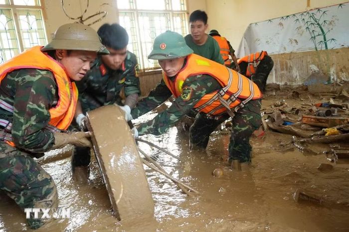 Nơi nào khó khăn nhất, vất vả nhất luôn có mặt những chiến sỹ Bộ đội cụ Hồ. (Ảnh: Nguyễn Oanh/TTXVN)