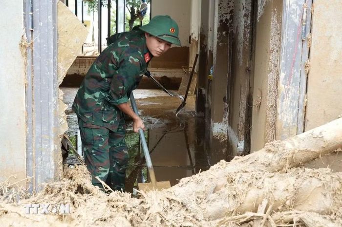 Nơi nào khó khăn nhất, vất vả nhất luôn có mặt bộ đội. (Ảnh: Nguyễn Oanh/TTXVN)