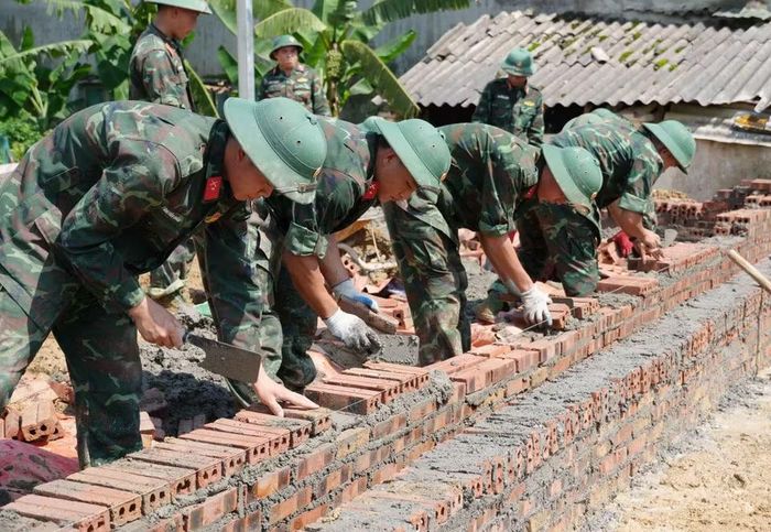 Cán bộ, chiến sỹ Bộ chỉ huy Quân sự Lai Châu thần tốc xây 24 căn nhà mới cho người dân bị mất nhà vì lũ dữ tại xã Mường Than. (Ảnh: Nguyễn Oanh/TTXVN)