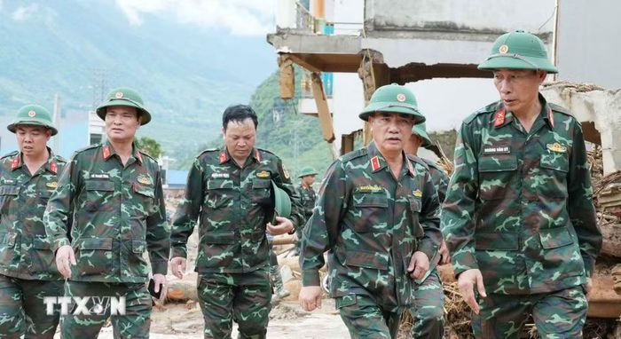 Thiếu tướng Nguyễn Đăng Khải (thứ 2, phải sang), Phó Tư lệnh tham mưu trưởng Quân khu 2, kiểm tra công tác khắc phục thiên tai tại Mường Than. (Ảnh: Nguyễn Oanh/TTXVN)