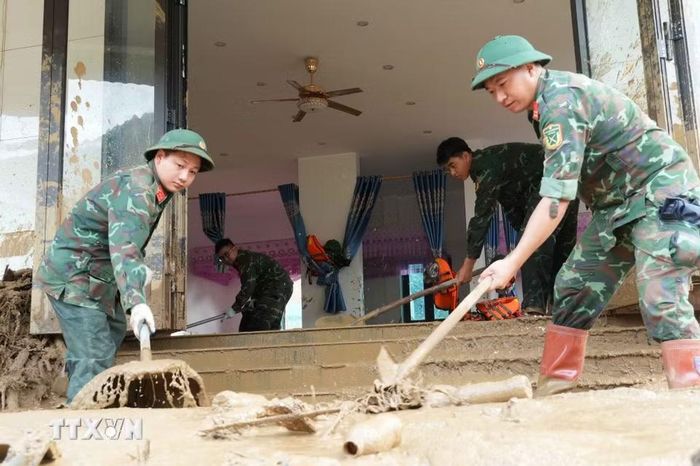 Các chiến sỹ Bộ đội Cụ Hồ miệt mài giúp dân khắc phục hậu quả thiên tai. (Ảnh: Nguyễn Oanh/TTXVN)