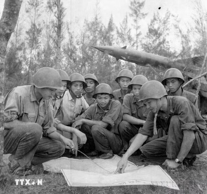 Chiến sỹ bộ đội tên lửa Phân đội 43 (Quân khu 4) trao đổi kinh nghiệm trên sa bàn (1972). (Ảnh: Phùng Triệu/TTXVN)
