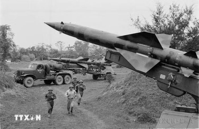 Tiểu đoàn 77 bộ đội tên lửa, đơn vị bắn rơi 10 máy bay Mỹ, ra sức luyện tập, quyết bắn rơi máy bay Mỹ ngay từ quả đạn đầu tiên (1/1972). (Ảnh: TTXVN)