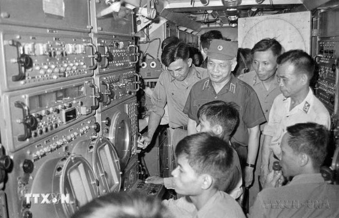 Đại tướng Văn Tiến Dũng, Tổng Tham mưu trưởng Quân đội nhân dân Việt Nam kiểm tra sở chỉ huy cơ động của đoàn tên lửa Sông Đà (15/9/1978). (Ảnh: Nguyễn Dĩnh/TTXVN)