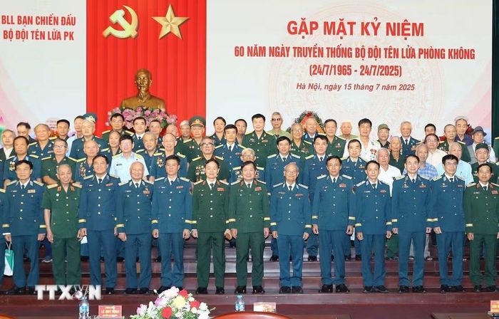 Đại biểu lãnh đạo Bộ Quốc phòng, Quân chủng Phòng không-Không quân, các Anh hùng Lực lượng vũ trang, nhân chứng lịch sử, cựu chiến binh Bộ đội Tên lửa Phòng không tại buổi Gặp mặt kỷ niệm 60 năm Ngày truyền thống Bộ đội tên lửa phòng không (24/7/1965-24/7/2025) tại Hà Nội, 15/7/2025. (Ảnh: Trọng Đức/TTXVN) 