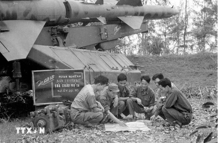 Chiến sỹ phân đội 1, bộ đội tên lửa Hải Phòng họp bàn phương án tác chiến, quyết tâm trừng trị những hành động ngoan cố của giặc Mỹ (10/1972). (Ảnh: Cảnh Khanh/TTXVN)