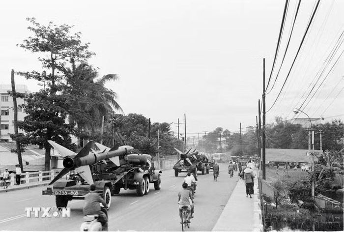 Trung đoàn Tên lửa 263-Đoàn Tên lửa Quang Trung là Trung đoàn tên lửa duy nhất tham gia Chiến dịch Hồ Chí Minh lịch sử 1975. Trong ảnh: Lực lượng tên lửa SAM-2 tiến vào Sài Gòn, ngày 30/4/1975. (Ảnh: Hứa Kiểm/TTXVN)