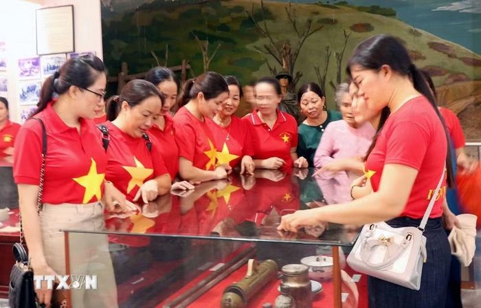 Các giáo viên đến từ xã Hạnh Phúc (Cao Bằng) xem hiện vật tại khu lưu niệm Ngã ba Đồng Lộc. (Ảnh: Công Tường/TTXVN)
