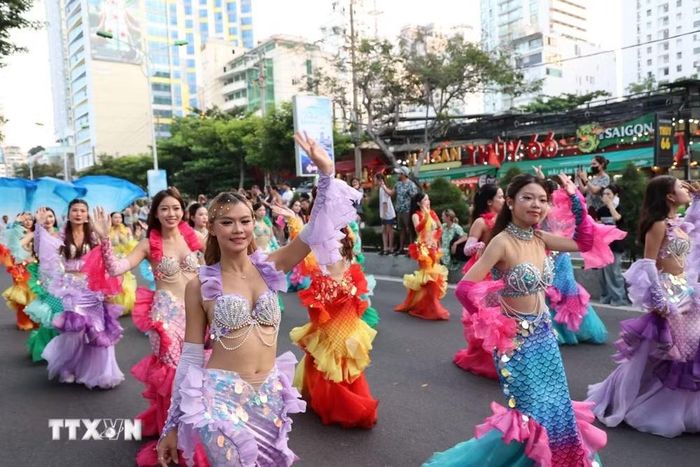 Không khí sôi động của lễ diễu hành Carnival trên đường Trần Phú, phường Nha Trang trong khuôn khổ Festival Biển Khánh Hòa 2026. (Ảnh: Đặng Tuấn/TTXVN)