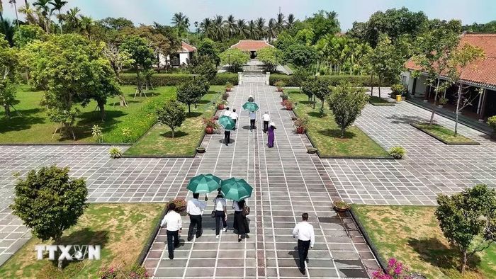 Du khách tham quan Khu lưu niệm đồng chí Võ Chí Công ở xã Tam Xuân, thành phố Đà Nẵng. (Ảnh: Đỗ Trưởng/TTXVN)