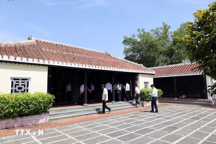 Du khách tham quan ngôi nhà lưu niệm nguyên Chủ tịch Hội đồng Nhà nước Võ Chí Công. (Ảnh: Đỗ Trưởng/TTXVN)