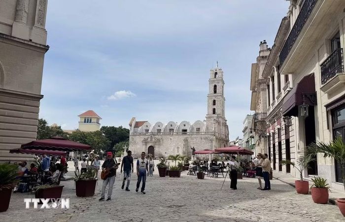 Quảng trường tại phố cổ La Habana vắng du khách. (Ảnh: Việt Hùng/TTXVN)
