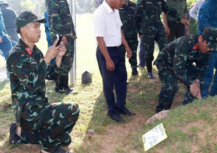 Từng phần mộ liệt sỹ được định danh, số hóa trước khi quy tập. (Ảnh: Hồng Hiếu/TTXVN)