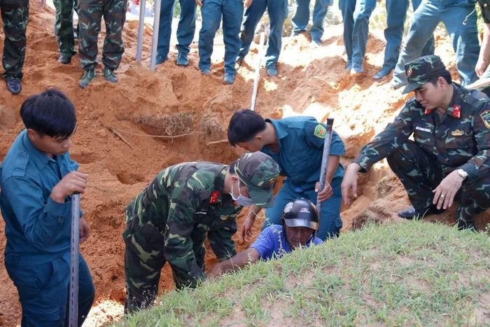 Toàn bộ khu vực vị trí các phần mộ được khoanh vùng, đánh dấu kỹ lưỡng trước khi tiến hành quy tập. (Ảnh: Hồng Hiếu/TTXVN)