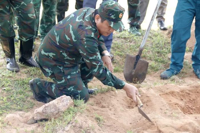 Đội tìm kiếm, quy tập Bộ Chỉ huy Quân sự tỉnh phối hợp với các cơ quan liên quan tiến hành quy tập theo đúng quy định, bảo đảm vật chất hậu cần, phương tiện trong suốt quá trình. (Ảnh: Hồng Hiếu/TTXVN)