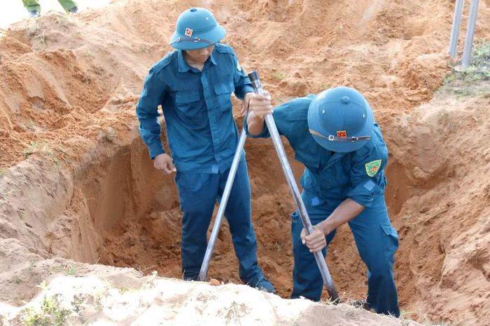 Do nhiều yếu tố tự nhiên tác động việc khai quật phần mộ đầu tiên gặp nhiều khó khăn, mất nhiều thời gian. (Ảnh: Hồng Hiếu/TTXVN)