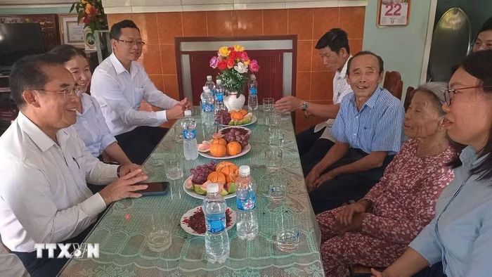 Phó Chủ tịch Ủy ban Nhân dân thành phố Đà Nẵng Trần Anh Tuấn thăm hỏi gia đình ông Nguyễn Dựa, xã Tam Anh, thành phố Đà Nẵng. (Ảnh: Đoàn Hữu Trung/TTXVN)