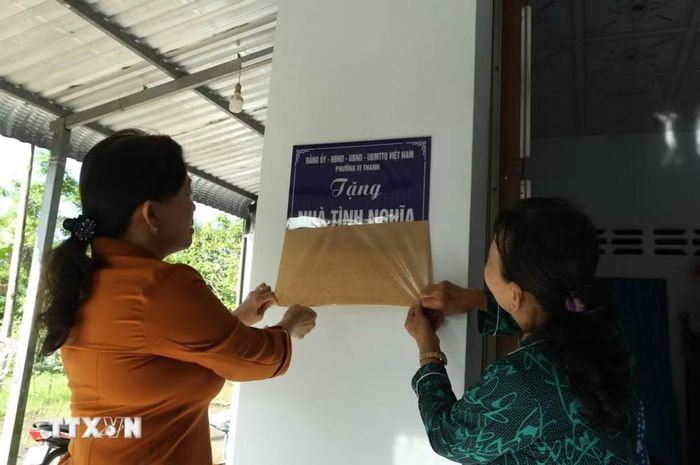 Trao tặng “Nhà tình nghĩa” cho bà Phạm Thị Kế (khu vực 8, phường Vị Thanh) là con của liệt sỹ. (Ảnh: Duy Khương/TTXVN)