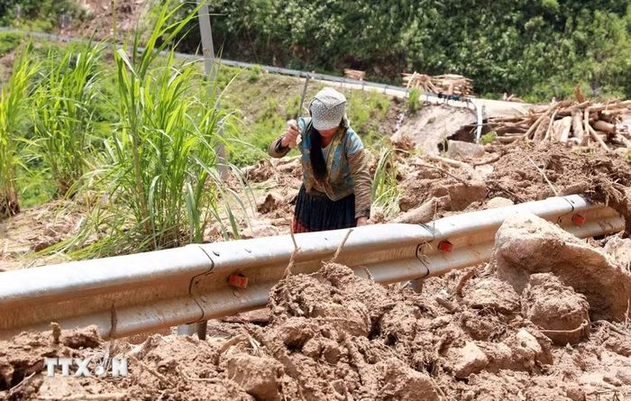 Đất đá ngổn ngang xuống mặt đường Quốc lộ 279. (Ảnh: Quý Trung/TTXVN)