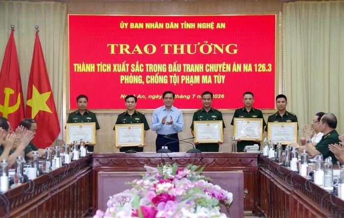 Chủ tịch Ủy ban Nhân dân tỉnh Nghệ An đã tặng Bằng khen của Ủy ban Nhân dân tỉnh cho 5 cá nhân thuộc Ban Chỉ huy Bộ đội Biên phòng Nghệ An vì có thành tích xuất sắc trong đấu tranh phòng, chống tội phạm ma túy. (Ảnh: Văn Tý/TTXVN)