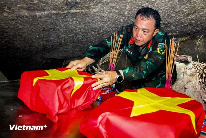 Sáng 22/7, nhờ nỗ lực không mệt mỏi của các cán bộ và chiến sĩ, Bộ Chỉ huy quân sự Đà Nẵng đã tìm thêm được 1 hài cốt liệt sĩ tại hang đá sập. (Ảnh: Thanh Phong - Quang Cường/Vietnam+)