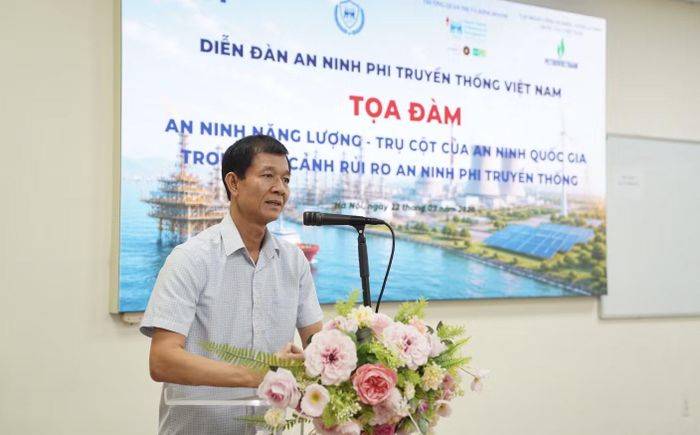 Giáo sư, Tiến sỹ Hoàng Đình Phi, Hiệu trưởng Trường Quản trị và Kinh doanh phát biểu đề dẫn tại tọa đàm. (Ảnh: Vietnam+)