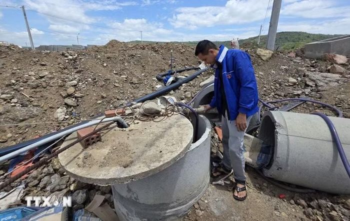 Một giếng đào tại khu tái định cư dự án cao tốc thôn Mỹ Phú 2 (xã Ô Loan) bị san lấp để thực hiện giai đoạn 2 của khu tái định cư. (Ảnh: Tường Quân/TTXVN)