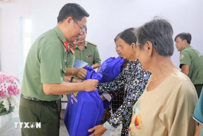 Đại tá Lê Phú Thạnh, Phó Giám đốc Công an tỉnh An Giang tặng quà cho các thương binh, bệnh binh, cựu chiến binh có hoàn cảnh khó khăn trên địa bàn phường Thới Sơn, tỉnh An Giang. (Ảnh: Công Mạo/TTXVN)\