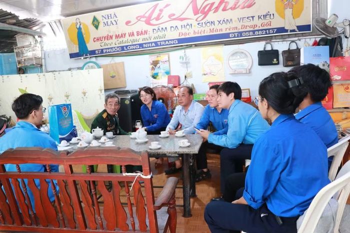 Tuổi trẻ Khánh Hòa cùng thăm và trò chuyện cùng Anh hùng Lực lượng Vũ trang Nhân dân Nguyễn Đức Quân. (Ảnh: Phan Sáu/TTXVN)