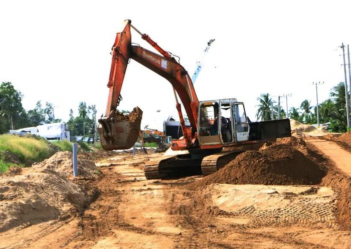 Nguồn vật liệu san lắp (cát) được đưa về công trường dự án thành phần 4, cao tốc Châu Đốc-Cần Thơ-Sóc Trăng. (Ảnh: Tuấn Phi/TTXVN)