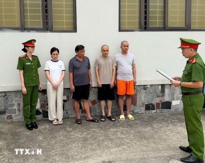 Cơ quan Cảnh sát điều tra Công an tỉnh Thanh Hóa đã khởi tố thêm 4 bị can về tội "Buôn lậu", thu giữ thêm 354 viên kim cương các loại, tổng trị giá khoảng 68,8 tỷ đồng. (Ảnh TTXVN phát)