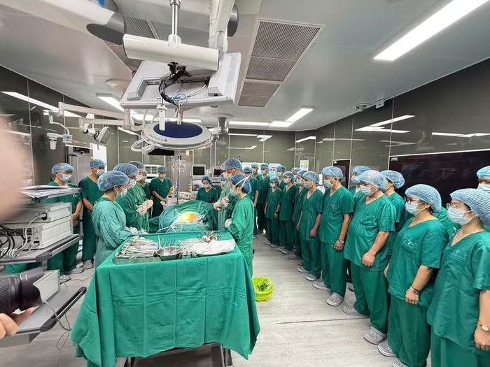 Các y, bác sỹ Bệnh viện Thanh Nhàn tri ân người hiến tạng. (Ảnh: PV/Vietnam+)