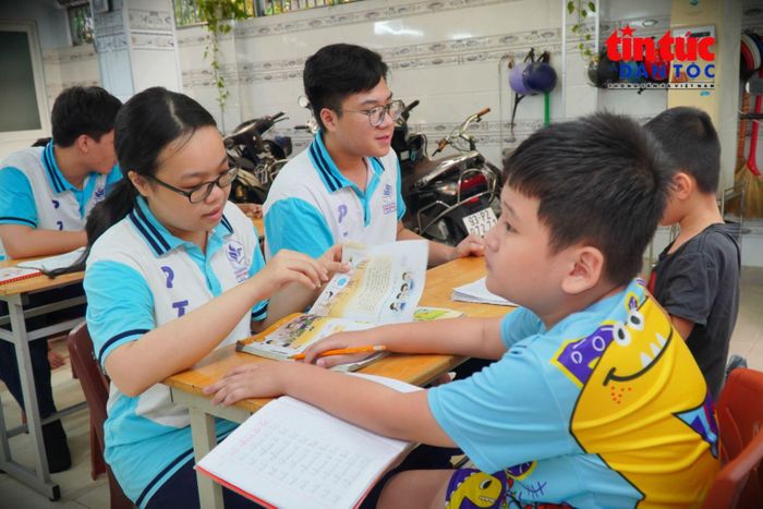 Phan Gia An (bên trái) cùng các tình nguyện viên trực tiếp giảng bài cho học sinh tiểu học trong kỳ nghỉ hè.
