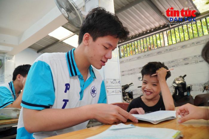Các em học sinh hào hứng tham gia các hoạt động học tập và tương tác cùng tình nguyện viên.