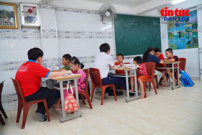 Những bài học được các "thầy cô giáo" tuổi học trò lồng ghép vào trò chơi, giúp các em nhỏ hứng thú ôn tập và chuẩn bị cho năm học mới.