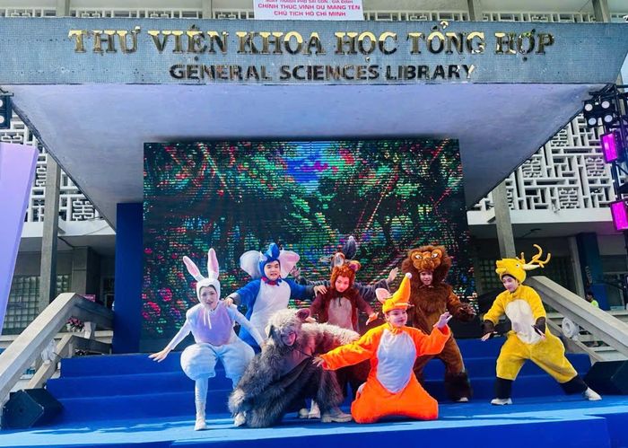 Chương trình "Chiếc cặp sách của Rùa" do Nhà hát Kịch TP Hồ Chí Minh biểu diễn tại Thư viện Khoa học tổng hợp.