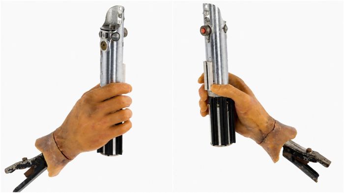 Đạo cụ thanh kiếm ánh sáng cùng mô hình bàn tay bị cắt rời của Luke Skywalker trong bộ phim "The Empire Strikes Back", nhìn từ hai góc khác nhau. Ảnh: Heritage Auctions.