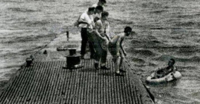 George H.W. Bush được tàu ngầm USS Finback cứu sống, thoát khỏi số phận bi thảm trong Sự kiện Chichijima. Ảnh: Hải quân Mỹ